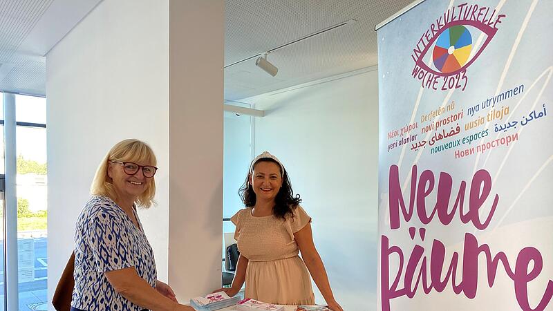 Die Integrationslotsin des Landkreises, Souzan Nicholson (rechts) informiert am Infostand der Interkulturellen Woche im Foyer des Landratsamtes Kulmbach interessierte Bürgerinnen und Bürger über die IKW.