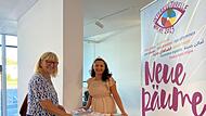 Die Integrationslotsin des Landkreises, Souzan Nicholson (rechts) informiert am Infostand der Interkulturellen Woche im Foyer des Landratsamtes Kulmbach interessierte Bürgerinnen und Bürger über die IKW.