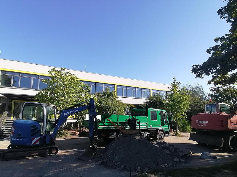 Lange Zeit war das Außengelände der Dr.-Ernst-Schmidt-Realschule Ebern eine Baustelle, dann mussten die Schäden des Hochwassers vom 9. Juli 2021 beseitigt werden. Jetzt ist es Zeit für die Installation einer Außenküche oder eines Grillhäuschens, d...