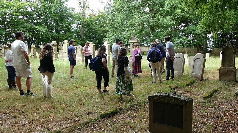 Die Besucher aus den USA und England verweilten ergriffen an den Gr&auml;bern ihrer Vorfahren.