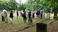 Die Besucher aus den USA und England verweilten ergriffen an den Gräbern ihrer Vorfahren. Die Besucher aus den USA und England verweilten ergriffen an den Gräbern ihrer Vorfahren.