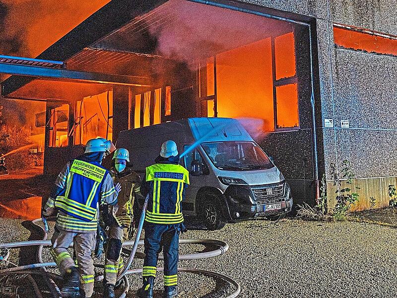 Gewaltige Flammen haben eine Lagerhalle in Lichtenfels zerstört. Es gibt Verletzte bei den Feuerwehrleuten.Ferdinand Merzbach/News5 Gewaltige Flammen haben eine Lagerhalle in Lichtenfels zerstört. Es gibt Verletzte bei den Feuerwehrleuten.Ferdinand Merzbach/News5