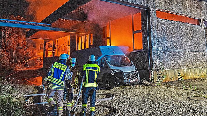Gewaltige Flammen haben eine Lagerhalle in Lichtenfels zerstört. Es gibt Verletzte bei den Feuerwehrleuten.Ferdinand Merzbach/News5 Gewaltige Flammen haben eine Lagerhalle in Lichtenfels zerstört. Es gibt Verletzte bei den Feuerwehrleuten.Ferdinand Merzbach/News5