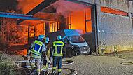 Gewaltige Flammen haben eine Lagerhalle in Lichtenfels zerstört. Es gibt Verletzte bei den Feuerwehrleuten.Ferdinand Merzbach/News5 Gewaltige Flammen haben eine Lagerhalle in Lichtenfels zerstört. Es gibt Verletzte bei den Feuerwehrleuten.Ferdinand Merzbach/News5
