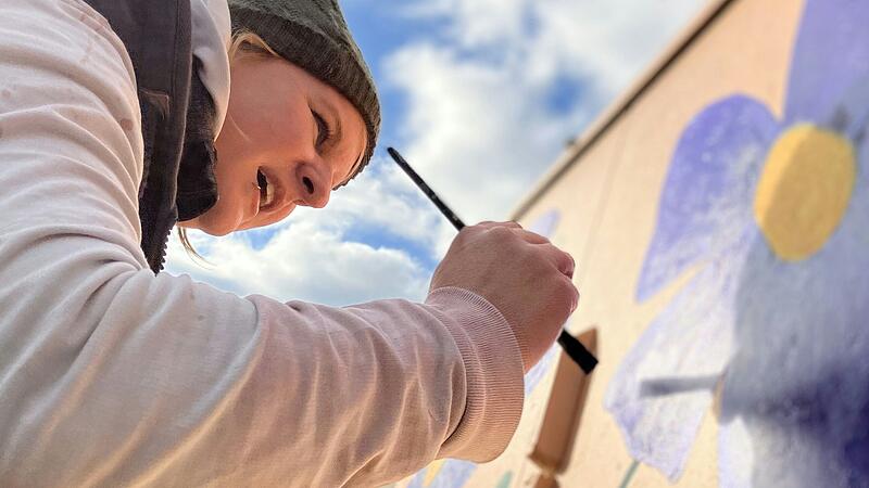 Jotty alias Judith Rasp macht aus mausgrauen Strom- und Verteilerk&auml;sten florale Kunstwerke.