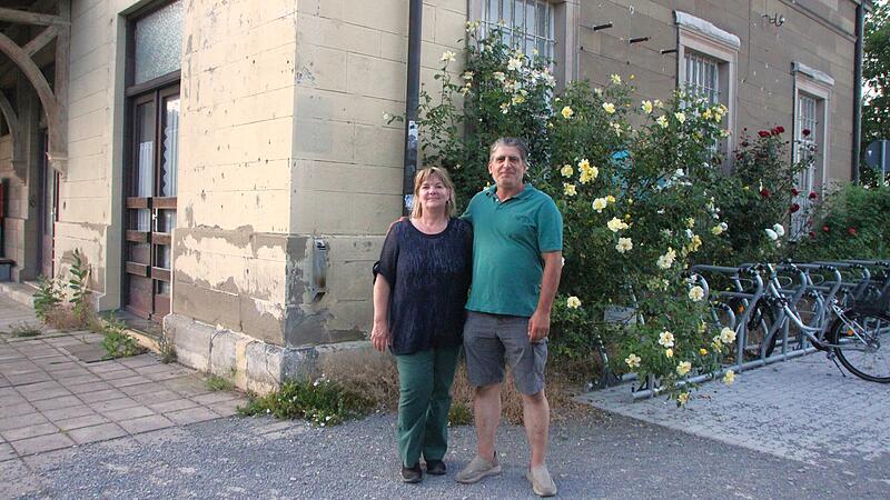 Susanne Hanshans und Cem Erkul stehen vor dem Bahnhof Münnerstadt. Der Raum hinter ihnen soll der Gastraum für Hanshans' neue Gastronomie werden. Susanne Hanshans und Cem Erkul stehen vor dem Bahnhof Münnerstadt. Der Raum hinter ihnen soll der Gastraum für Hanshans' neue Gastronomie werden.