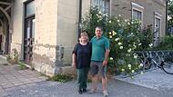 Susanne Hanshans und Cem Erkul stehen vor dem Bahnhof Münnerstadt. Der Raum hinter ihnen soll der Gastraum für Hanshans' neue Gastronomie werden. Susanne Hanshans und Cem Erkul stehen vor dem Bahnhof Münnerstadt. Der Raum hinter ihnen soll der Gastraum für Hanshans' neue Gastronomie werden.