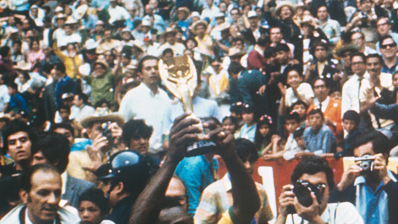 Zum dritten Mal Weltmeister: Am 21. Juni 1970 stehen sich in Mexiko-Stadt Brasilien und Italien im Endspiel um die Fußball-Weltmeisterschaft gegenüber. Pelé jubelt, umringt von Mitspielern und Zuschauern, mit dem Pokal. Zum dritten Mal Weltmeister: Am 21. Juni 1970 stehen sich in Mexiko-Stadt Brasilien und Italien im Endspiel um die Fußball-Weltmeisterschaft gegenüber. Pelé jubelt, umringt von Mitspielern und Zuschauern, mit dem Pokal. 