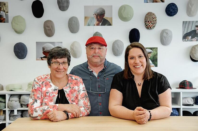 In der Mützenwerkstatt von Bullani Bamberg wird alles immer noch in Handarbeit gefertigt: Jutta Bullmann (l.), Dieter Bullmann und ihre Tochter Eva Bauer in ihrem Werksverkauf in Hallstadt.