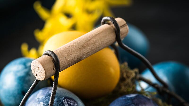 Mit Naturprodukten gefärbte Ostereier