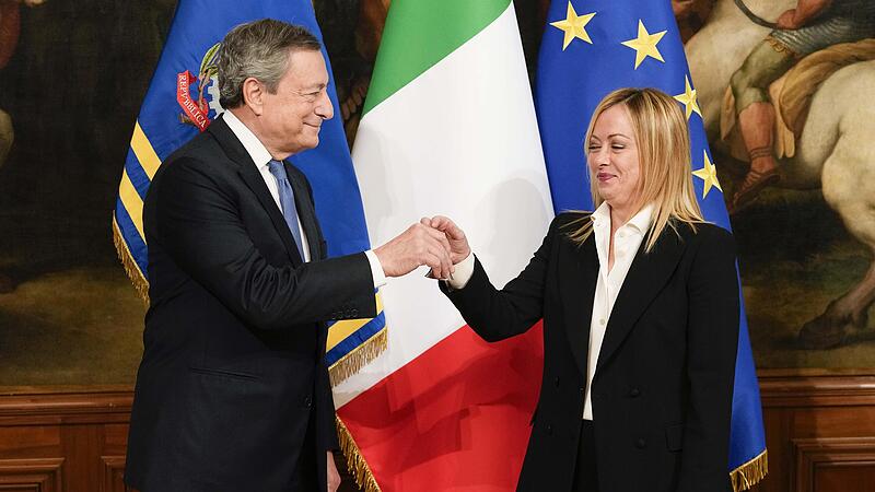 Der scheidende Ministerpräsident Mario Draghi übergibt die Glocke des Ministerkabinetts an Giorgia Meloni,