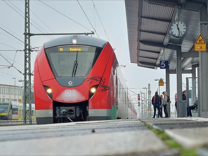 Bahn Frankens Züge Die Bayerische Eisenbahngesellschaft BEG legt Jahreszahlen 2025 zur Betriebsqualität im bayerischen Schienenpersonennahverkehr vor. Wie gut schneiden Frankens Züge ab?