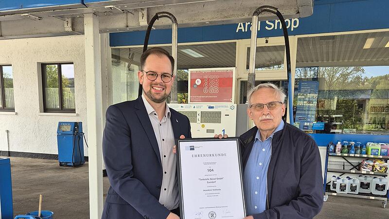 Übergabe IHK-Zertifikate: Jan-Markus Momberg (IHK Würzburg-Schweinfurt) übergab das Zertifikat an Karl-Heinz Beisel für für 104 Jahre Bestehen der Tankstelle sowie eine weitere Urkunde 25-jährige Geschäftsführerschaft