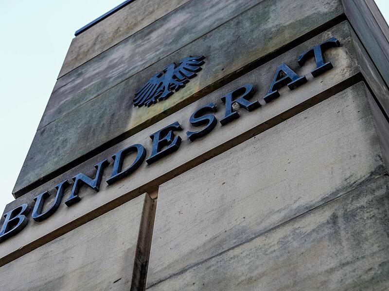 Die   Au&szlig;enwand am Eingang des Bundesratsgeb&auml;udes: Auf dem Weg zur einer Entlastungspr&auml;mie erweist sich der Bundesrat als gro&szlig;e H&uuml;rde.