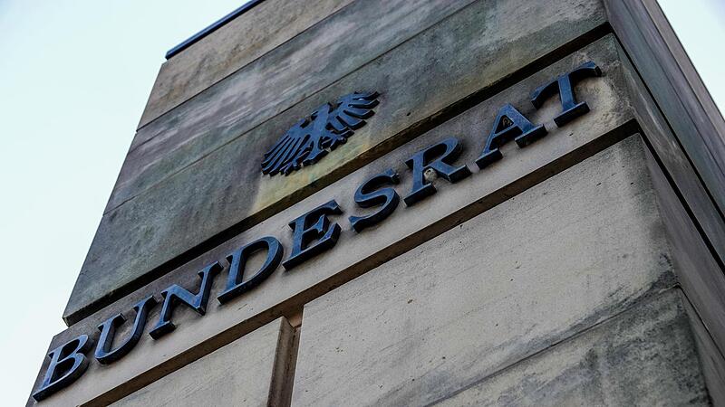 Die   Au&szlig;enwand am Eingang des Bundesratsgeb&auml;udes: Auf dem Weg zur einer Entlastungspr&auml;mie erweist sich der Bundesrat als gro&szlig;e H&uuml;rde.