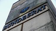 Die   Au&szlig;enwand am Eingang des Bundesratsgeb&auml;udes: Auf dem Weg zur einer Entlastungspr&auml;mie erweist sich der Bundesrat als gro&szlig;e H&uuml;rde.