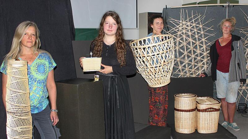 Die Flechtwerkgestalterinnen mit ihren Abschlussarbeiten, von links Susanne Hildebrandt, die eine Leuchte aus gesch&auml;lter Weide hergestellt hat, Anna-Lena Lohrer mit einer Spieluhr in Feinflechttechnik, Sofia Vezzoli mit ihrem R&uuml;ckentragekorb aus S...