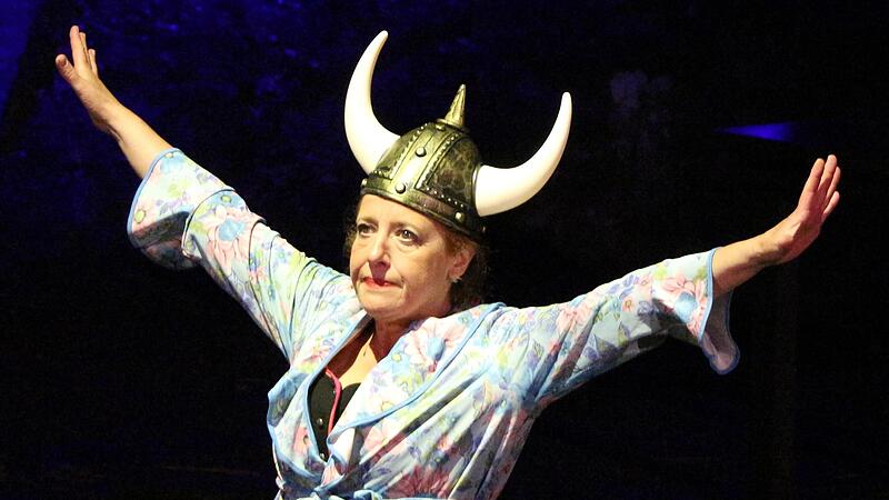 Luise Kinseher, eine Frau mit vielen Seiten und Gesichtern gab ihr Bestes auf der Naturbühne Trebgast.