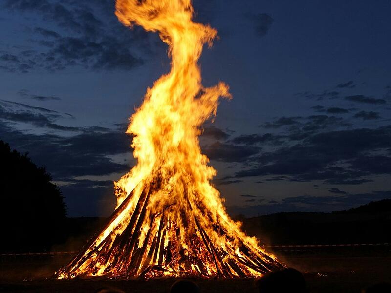 Beim Sonnwendfeuer muss man auch auf die Natur achten, betont der LBV Kulmbach.