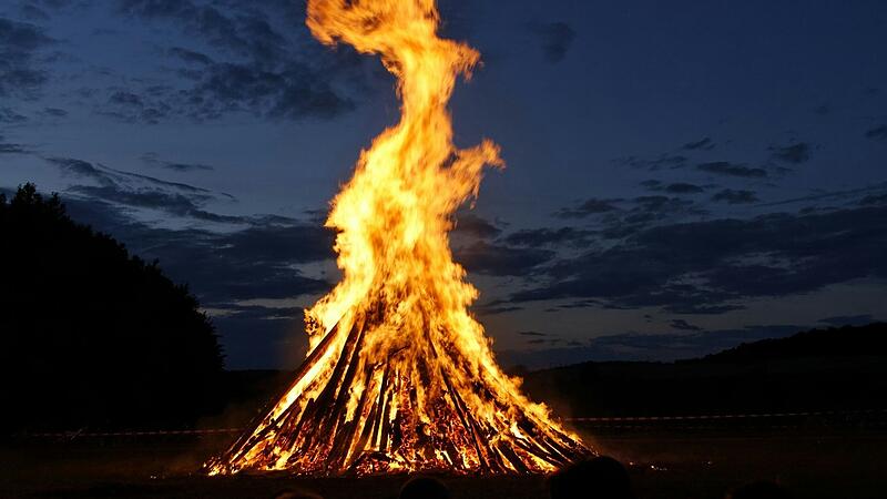 Sonnwendfeuer Beim Sonnwendfeuer muss man auch auf die Natur achten, betont der LBV Kulmbach.