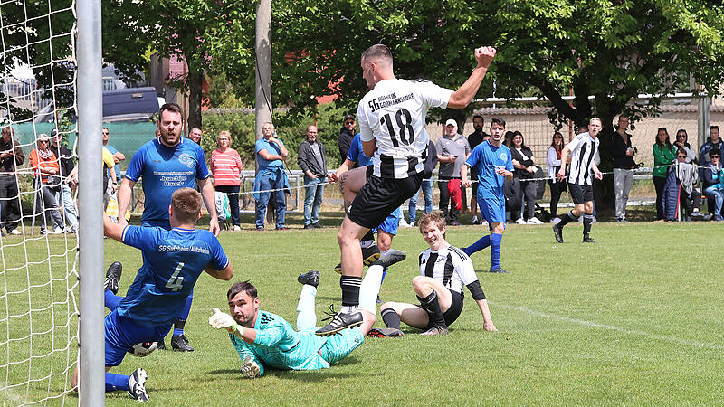 Sulzheims Leon Herbig (links) kann nicht mehr verhindern, dass der Ball nach dem Schuss von Hofheims Nils M&uuml;ller ins Tor zum zwischenzeitlichen 0:1 kullert. Auch FV-Torwart Louis Stumpf ist geschlagen.