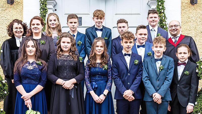 Bei der Konfirmation in Ludwigsstadt: Kyra Hauguth, Lea-Sophie Thomas, Laura Brummer, Noah Krischke, Elias L&ouml;ffler, Aaron Prisching, Pfarrerin Rebekka P&ouml;hlmann, Lena Scheidig, Emilia Feuerpfeil, Marlon Brummer, Jan-Niklas Br&auml;utigam, Jannes Ziener, Lui Ehrhardt, Christopher Krenzer und Regionalreferent Sascha Fritsche