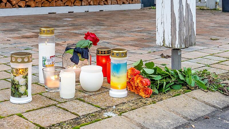 Sie stellen Kerzen und Blumen vor das Haus der Familie und zeigen so ihre Anteilnahme. Nach dem Familiendrama versuchen die Weisendorfer die Tragödie zu verarbeiten.