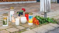 Sie stellen Kerzen und Blumen vor das Haus der Familie und zeigen so ihre Anteilnahme. Nach dem Familiendrama versuchen die Weisendorfer die Tragödie zu verarbeiten.