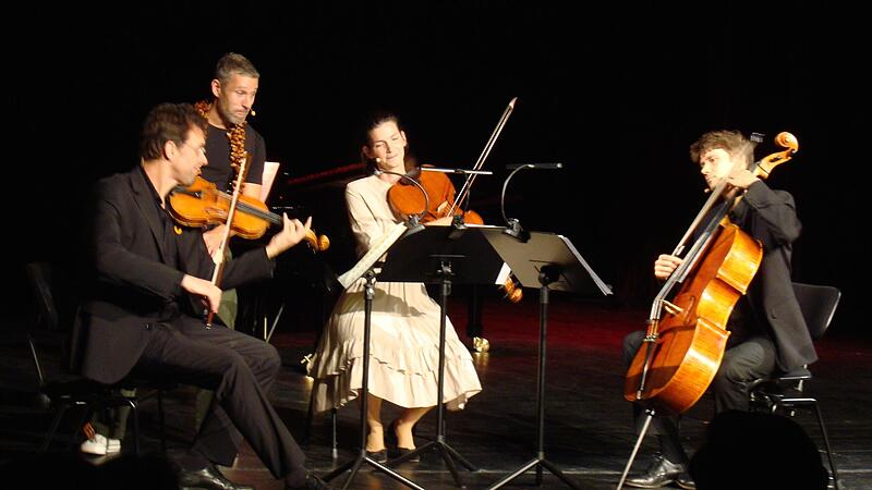 Kindern einen Zugang zu klassischer Musik zu eröffnen war das Ziel eines Konzerts beim Kissinger Sommer. Geiger Tilman Hussla, Bratschistin und Autorin Bernadett Kis und Cellist Felix Thiemann setzen sich zusammen, um Bach und Mozart zu spielen. ... Kindern einen Zugang zu klassischer Musik zu eröffnen war das Ziel eines Konzerts beim Kissinger Sommer. Geiger Tilman Hussla, Bratschistin und Autorin Bernadett Kis und Cellist Felix Thiemann setzen sich zusammen, um Bach und Mozart zu spielen. ...