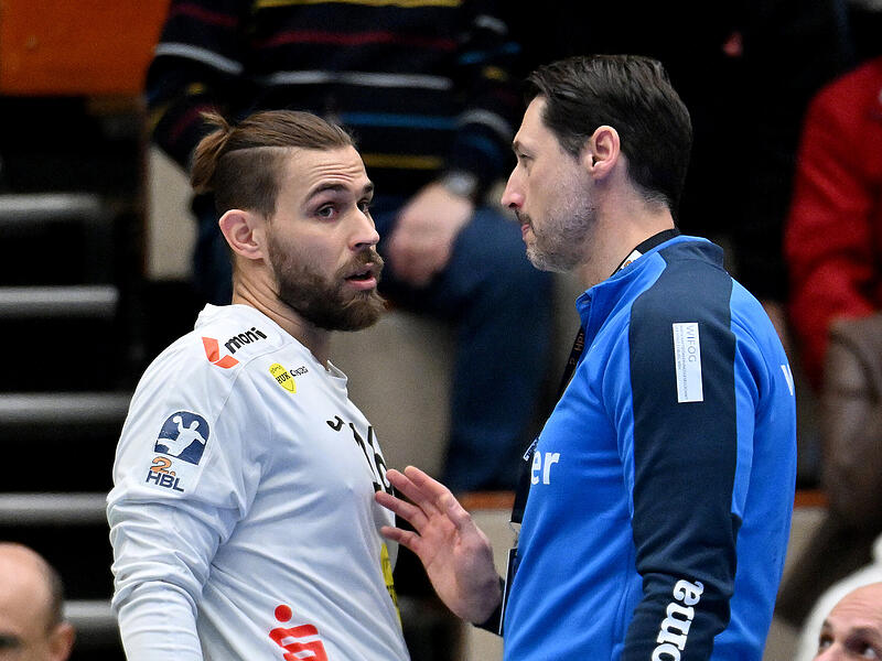 HSC-Trainer Anel Mahmutefendic (hier mit Torwart Petros Boukovinas) schwört seine Mannschaft auf die letzten zwei Spiele des Jahres ein. HSC-Trainer Anel Mahmutefendic (hier mit Torwart Petros Boukovinas) schwört seine Mannschaft auf die letzten zwei Spiele des Jahres ein.