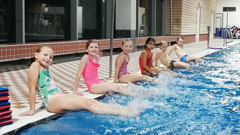 Für Kinder ist es in Zeiten der Pandemie wichtig, im Wasser zu planschen und mit dem nassen Element vertraut zu werden, um sichere Schwimmer zu werden.