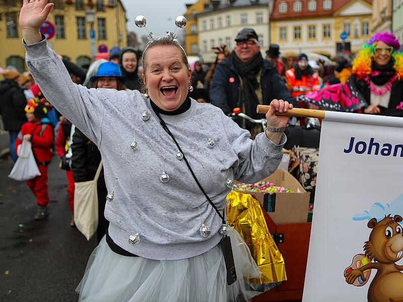 FaschingszugTausende Besucher beim gro&szlig;en Faschingsumzug in Bamberg