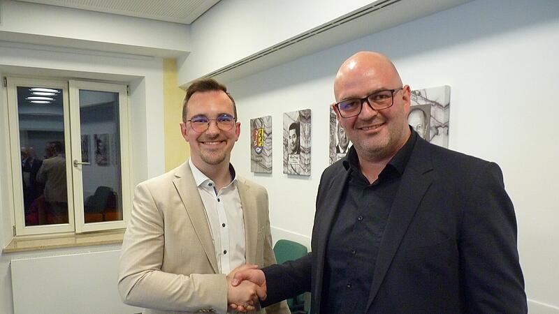 Tim Scheppe (r.) gratuliert Nico Kauper zu dessen deutlichem Wahlsieg in Adelsdorf.