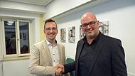 Tim Scheppe (r.) gratuliert Nico Kauper zu dessen deutlichem Wahlsieg in Adelsdorf.
