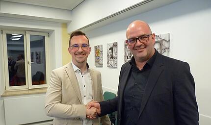Tim Scheppe (r.) gratuliert Nico Kauper zu dessen deutlichem Wahlsieg in Adelsdorf.