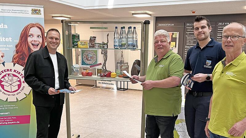 Über das Thema „Lebensmittelvorräte“ informierten sich bei der Ausstellung im Lichthof (von links) Landrat Mario Götz, Alexander Grom (Leiter Amtsverwaltung und Teamleitung „Ernährungsnotfallversorgung“ für den Landkeis Bad Kissingen/Rhön-Grabfeld... Über das Thema „Lebensmittelvorräte“ informierten sich bei der Ausstellung im Lichthof (von links) Landrat Mario Götz, Alexander Grom (Leiter Amtsverwaltung und Teamleitung „Ernährungsnotfallversorgung“ für den Landkeis Bad Kissingen/Rhön-Grabfeld...