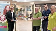Über das Thema „Lebensmittelvorräte“ informierten sich bei der Ausstellung im Lichthof (von links) Landrat Mario Götz, Alexander Grom (Leiter Amtsverwaltung und Teamleitung „Ernährungsnotfallversorgung“ für den Landkeis Bad Kissingen/Rhön-Grabfeld... Über das Thema „Lebensmittelvorräte“ informierten sich bei der Ausstellung im Lichthof (von links) Landrat Mario Götz, Alexander Grom (Leiter Amtsverwaltung und Teamleitung „Ernährungsnotfallversorgung“ für den Landkeis Bad Kissingen/Rhön-Grabfeld...