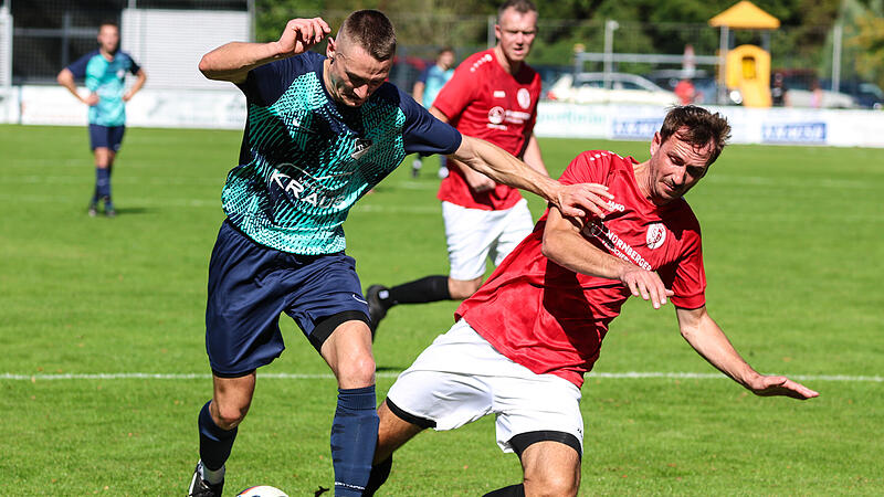 Steffen Bornschlegel von der SG Roth-Main (rot) kann noch rechtzeitig stören, als der Steinberger Jannik Thiel in den Strafraum eindringt und zum Torschuss ansetzt. Nach 0:2-Rückstand ging Steinberg noch als 6:2-Sieger vom Feld. Steffen Bornschlegel von der SG Roth-Main (rot) kann noch rechtzeitig stören, als der Steinberger Jannik Thiel in den Strafraum eindringt und zum Torschuss ansetzt. Nach 0:2-Rückstand ging Steinberg noch als 6:2-Sieger vom Feld.