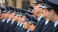Die neuen Bundespolizisten stellten sich nach der Veranstaltung in zweier Reihen vor der Wandelhalle auf.