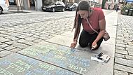 Sandra Martin it von ihrem Glauben überzeugt und schreibt Bibelzitate auf Gehsteige. Sandra Martin it von ihrem Glauben überzeugt und schreibt Bibelzitate auf Gehsteige.