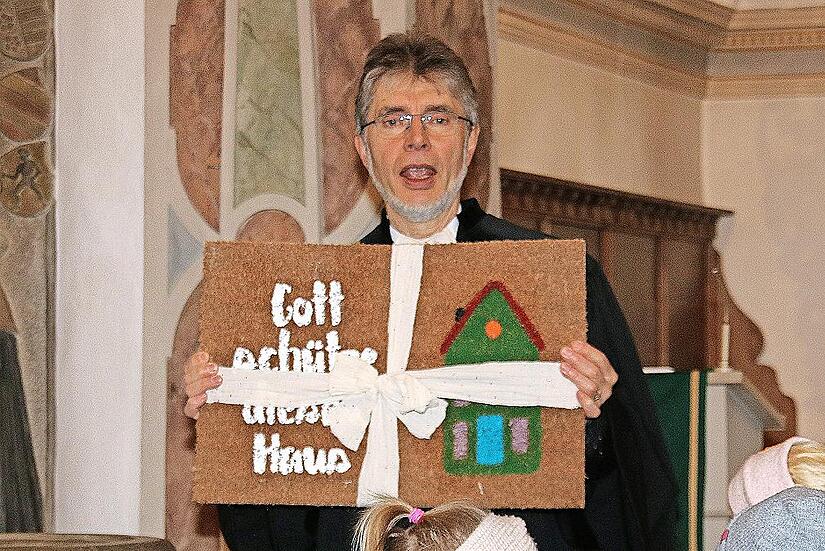 Von der evangelischen Kindertagesstätte bekam Pfarrer Bonawitz zum Abschied diesen Fußabtreter mit der Aufschrift „Gott schütze dieses Haus“. Von der evangelischen Kindertagesstätte bekam Pfarrer Bonawitz zum Abschied diesen Fußabtreter mit der Aufschrift „Gott schütze dieses Haus“.