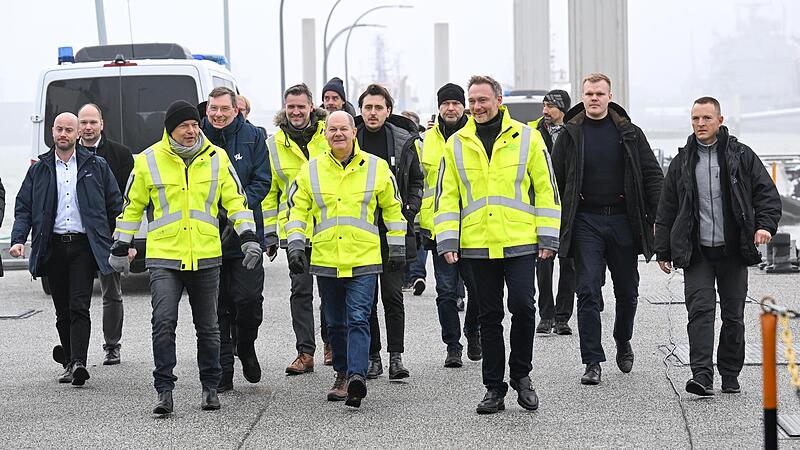 Wirtschaftsminister Robert Habeck (von links), Bundeskanzler Olaf Scholz und Finanzminister Christian Lindner am vergangenen Samstag in Wilhelmshaven, wo der erste Anleger f&uuml;r Schiffe mit Fl&uuml;ssigerdgas fertiggestellt wurde.