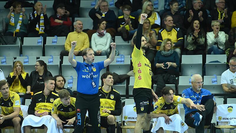 Kommt aus dem Jubeln derzeit nicht heraus: Jan Gorr (links stehend), Trainer des HSC Coburg, darf sich &uuml;ber den sechsten Sieg in Serie freuen.