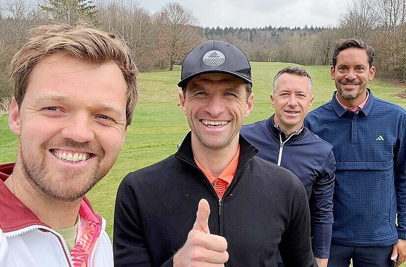 Der Coburger Tennisprofi Kevin Krawietz (von links) bei einer Golfrunde vor zwei Wochen mit Thomas Müller, Ex-Tennisprofi Philipp Kohlschreiber und dem Unternehmer Michael Paul.