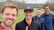 Der Coburger Tennisprofi Kevin Krawietz (von links) bei einer Golfrunde vor zwei Wochen mit Thomas Müller, Ex-Tennisprofi Philipp Kohlschreiber und dem Unternehmer Michael Paul.