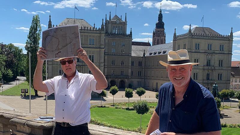 Reiner Wessels (links), der Leiter der Sanierungsabteilung bei der Wohnbau, und Grünflächenamtsleiter Bernhard Ledermann erklärten viele Hintergründe – zum Beispiel auch, wie der Coburger Schlossplatz früher einmal aussah, als dort noch ein großer...