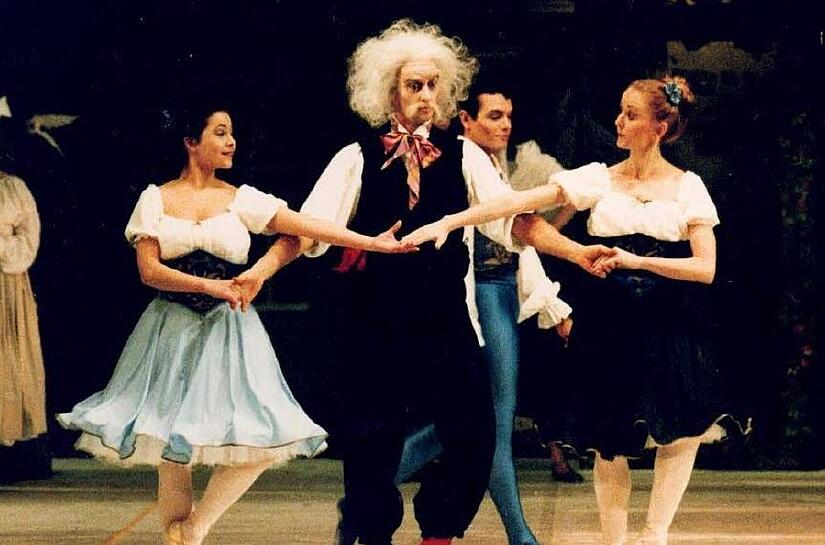 H&auml;tten Sie ihn erkannt? Hier tanzt der junge Rolf Beyersdorf auf der B&uuml;hne des Landestheaters die Hauptrolle als Dr. Copp&eacute;lius im Ballett Copp&eacute;lia.