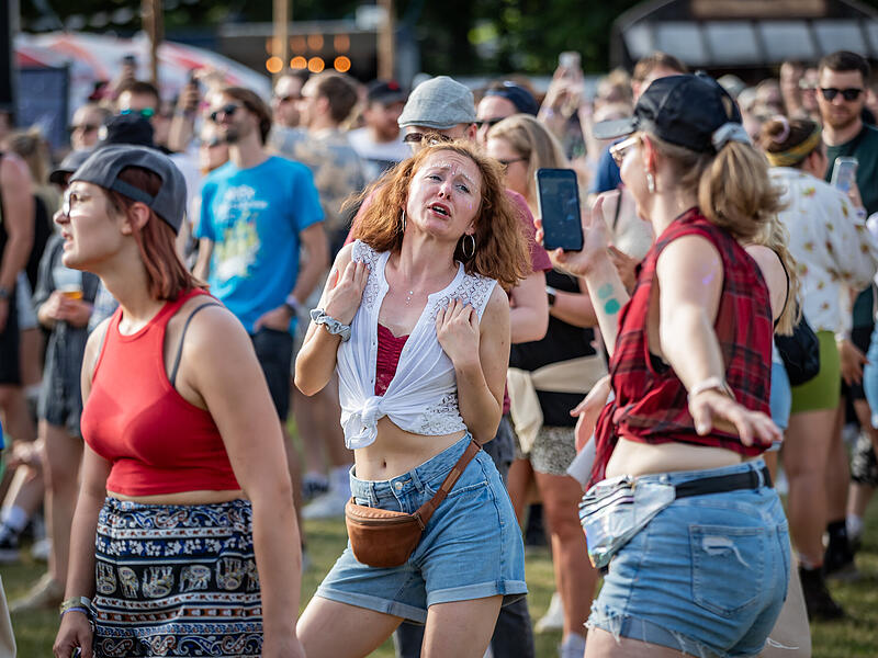 Tausende Menschen besuchen am Freitag 28.06.24 das "ab geht die Lutzi!" Festival in Rottershausen (Kreis Bad Kissingen).