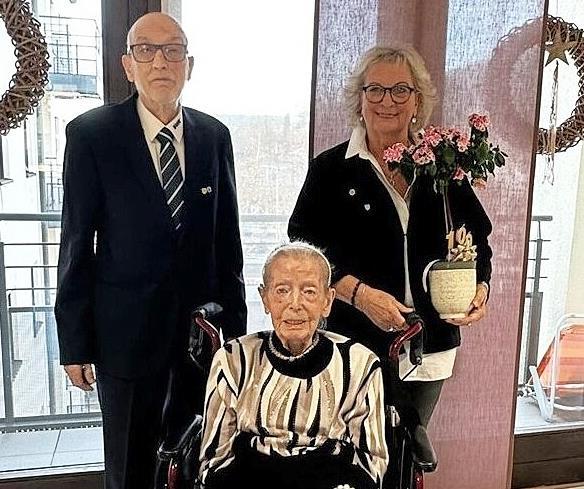 VdK-Ortsverbands-Vorsitzender Helmut Beck und die stellvertretende Vorsitzende Lorette Wei&szlig; (rechts) gratulierten Gertrud Bosold zum 100. Geburtstag.