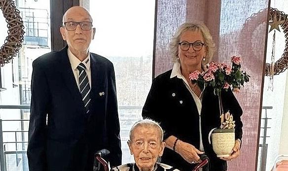 VdK-Ortsverbands-Vorsitzender Helmut Beck und die stellvertretende Vorsitzende Lorette Weiß (rechts) gratulierten Gertrud Bosold zum 100. Geburtstag. VdK-Ortsverbands-Vorsitzender Helmut Beck und die stellvertretende Vorsitzende Lorette Weiß (rechts) gratulierten Gertrud Bosold zum 100. Geburtstag.